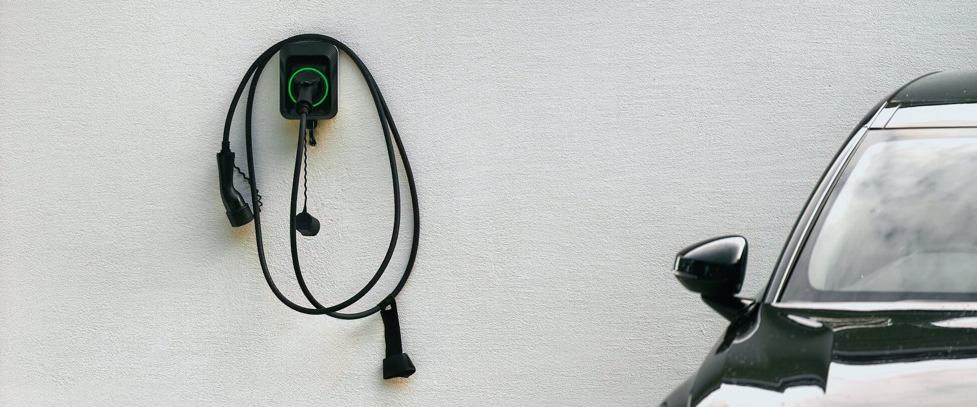 Wallbox an Haus-Außenwand Wallbox an Haus-Außenwand