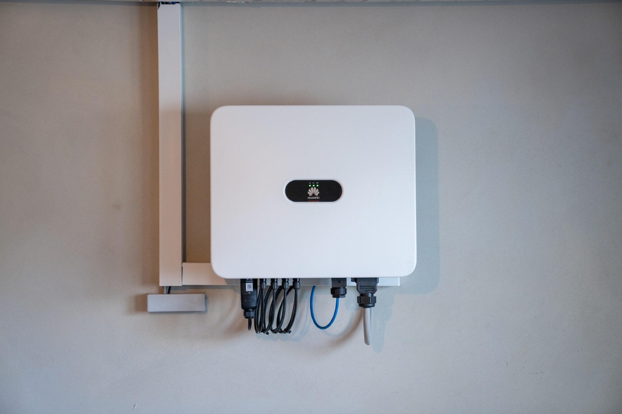 Wechselrichter hängt an der Wand