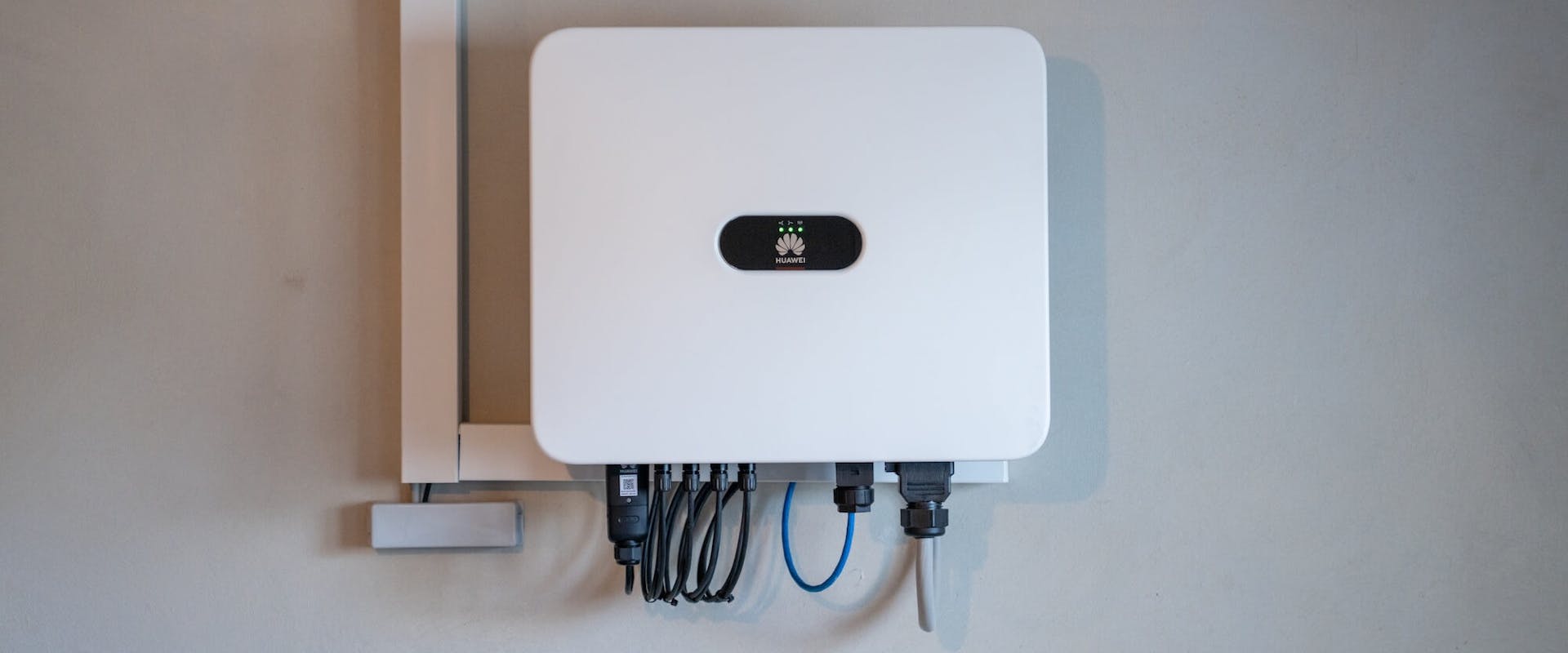 Wechselrichter hängt an der Wand Wechselrichter hängt an der Wand