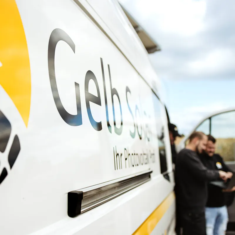 Elektrohelfer bei der Montage einer Photovoltaikanlage