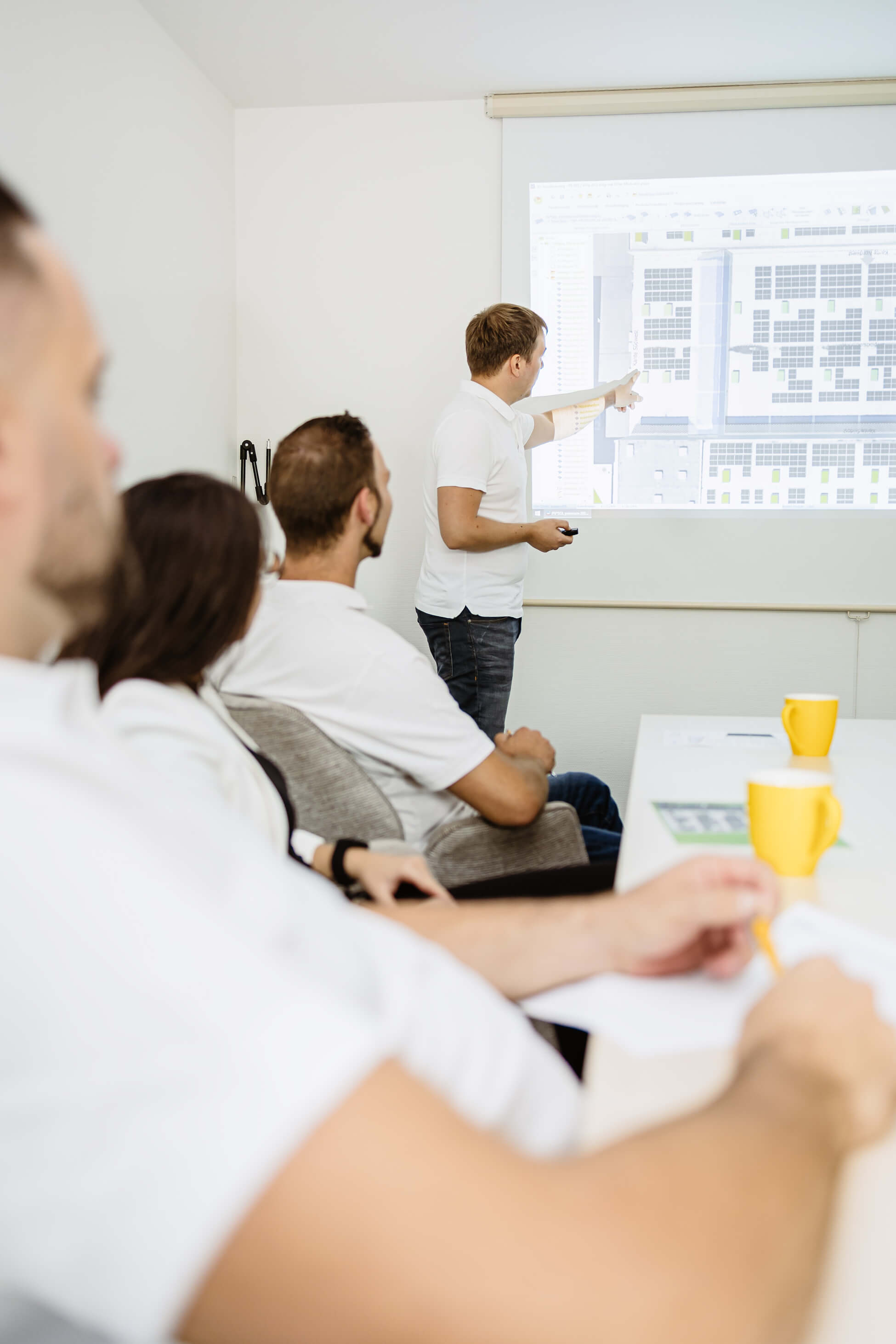 Mitarbeiter von Gelb Solar, wie sie eine neue Solaranlage für ein Haus in NRW planen