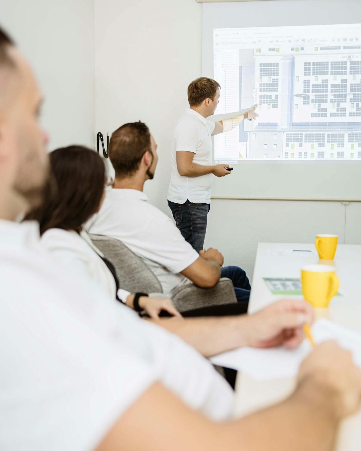 Mitarbeiter von Gelb Solar, wie sie eine neue Solaranlage für ein Haus in NRW planen