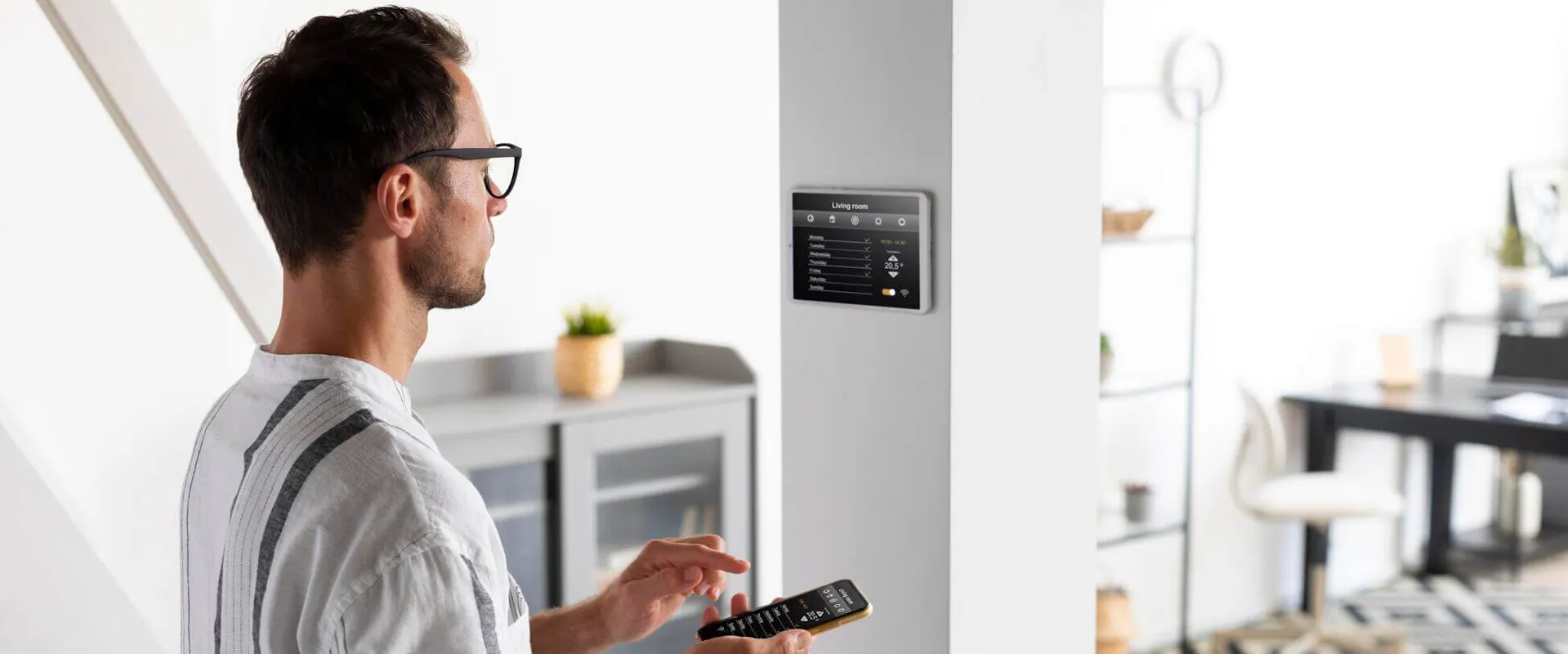 Person steuert Smart Home System, das mit einer intelligenten Wallbox verbunden ist Person steuert Smart Home System, das mit einer intelligenten Wallbox verbunden ist