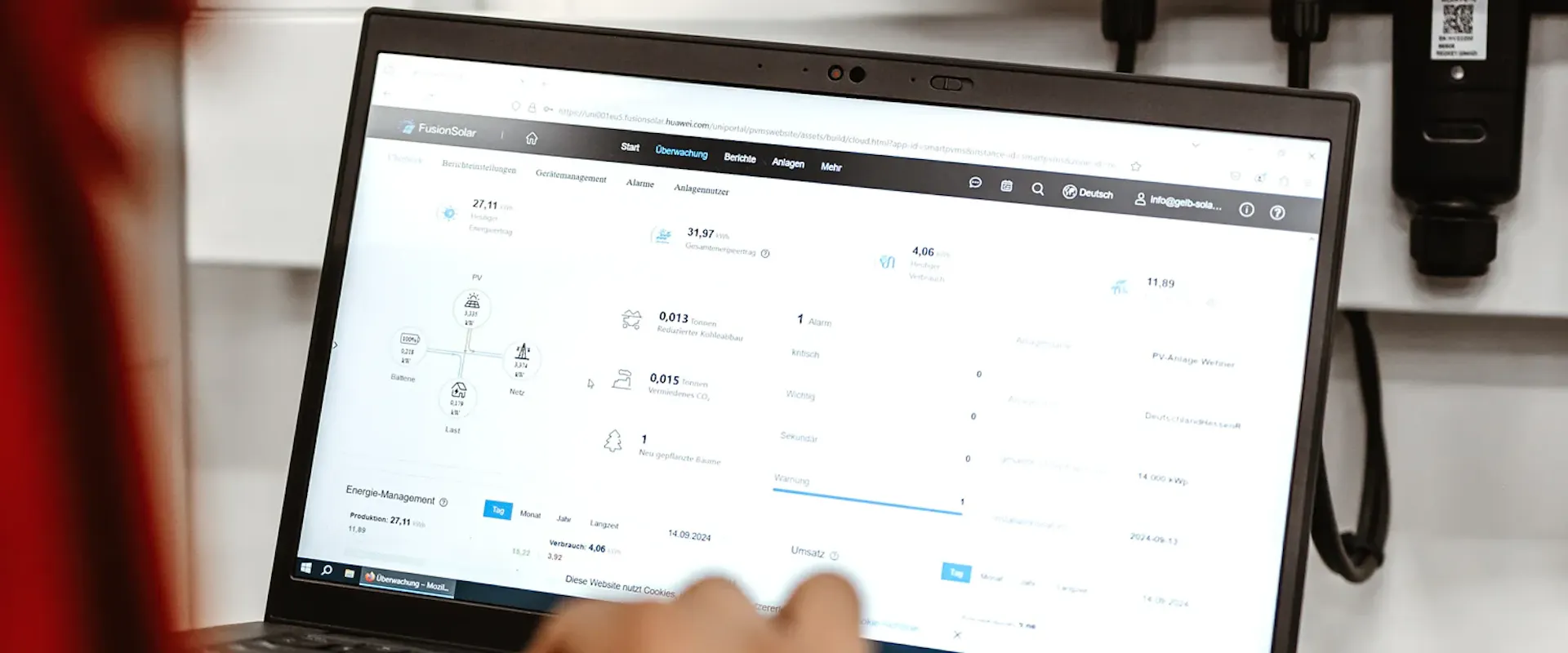 Techniker ruft FusionSolar-Monitoring auf dem Laptop auf – Huawei Wechselrichter im Hintergrund | Gelb Solar Techniker ruft FusionSolar-Monitoring auf dem Laptop auf – Huawei Wechselrichter im Hintergrund | Gelb Solar