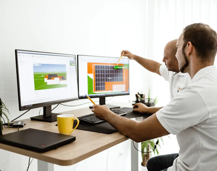 Planung eines Solaranlage-Komplettsets in 3D-Software durch zwei Gelb-Solar-Berater am Schreibtisch
Planung eines Solaranlage-Komplettsets in 3D-Software durch zwei Gelb-Solar-Berater am Schreibtisch