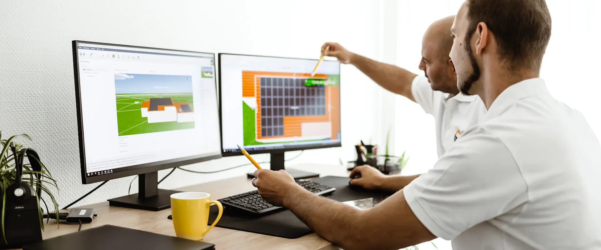 Planung eines Solaranlage-Komplettsets in 3D-Software durch zwei Gelb-Solar-Berater am Schreibtisch
Planung eines Solaranlage-Komplettsets in 3D-Software durch zwei Gelb-Solar-Berater am Schreibtisch