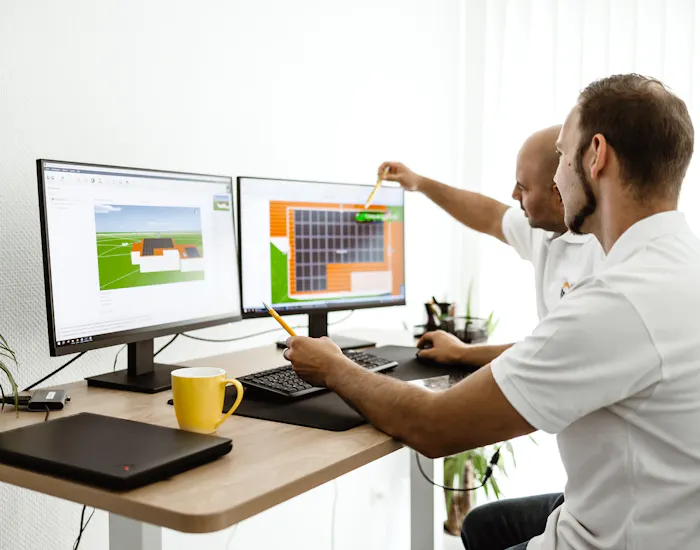 Planung eines Solaranlage-Komplettsets in 3D-Software durch zwei Gelb-Solar-Berater am Schreibtisch
Planung eines Solaranlage-Komplettsets in 3D-Software durch zwei Gelb-Solar-Berater am Schreibtisch