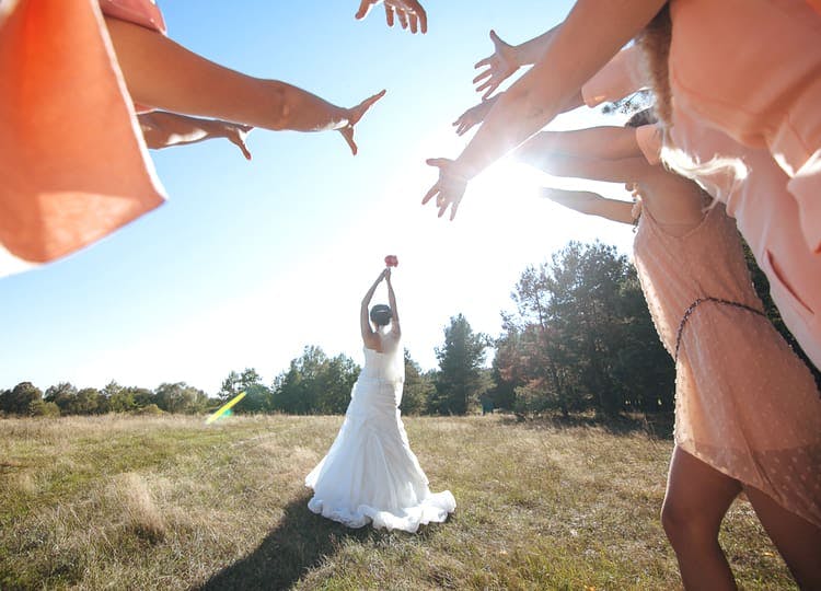 Çiçek Atma Merasimi Nedir, Nasıl ... Çiçek Atma Merasimi Nedir, Nasıl ...