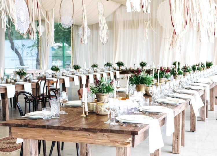 Vintage temalı olarak yapılan düğünde iki adet yemek masası, masaların üzerinde; mumlar, çiçekler, bardaklar, tabaklar ve vintage ruhunu yansıtan dantellerden yapılmış, tavana asılmış dekoratif süsler bulunuyor.