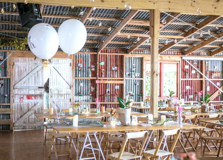 Country temalı olarak yapılan düğünde, eski tarzda görünümü olan bir alan içerisinde masalar, sandalyeler, balonlar ve tavandan aşağı sarkıtılan ışıklandırmalar bulunuyor. Masaların üzerinde; içerisinde yeşil yaprakların olduğu vazolar ve mumlar duruyor.
