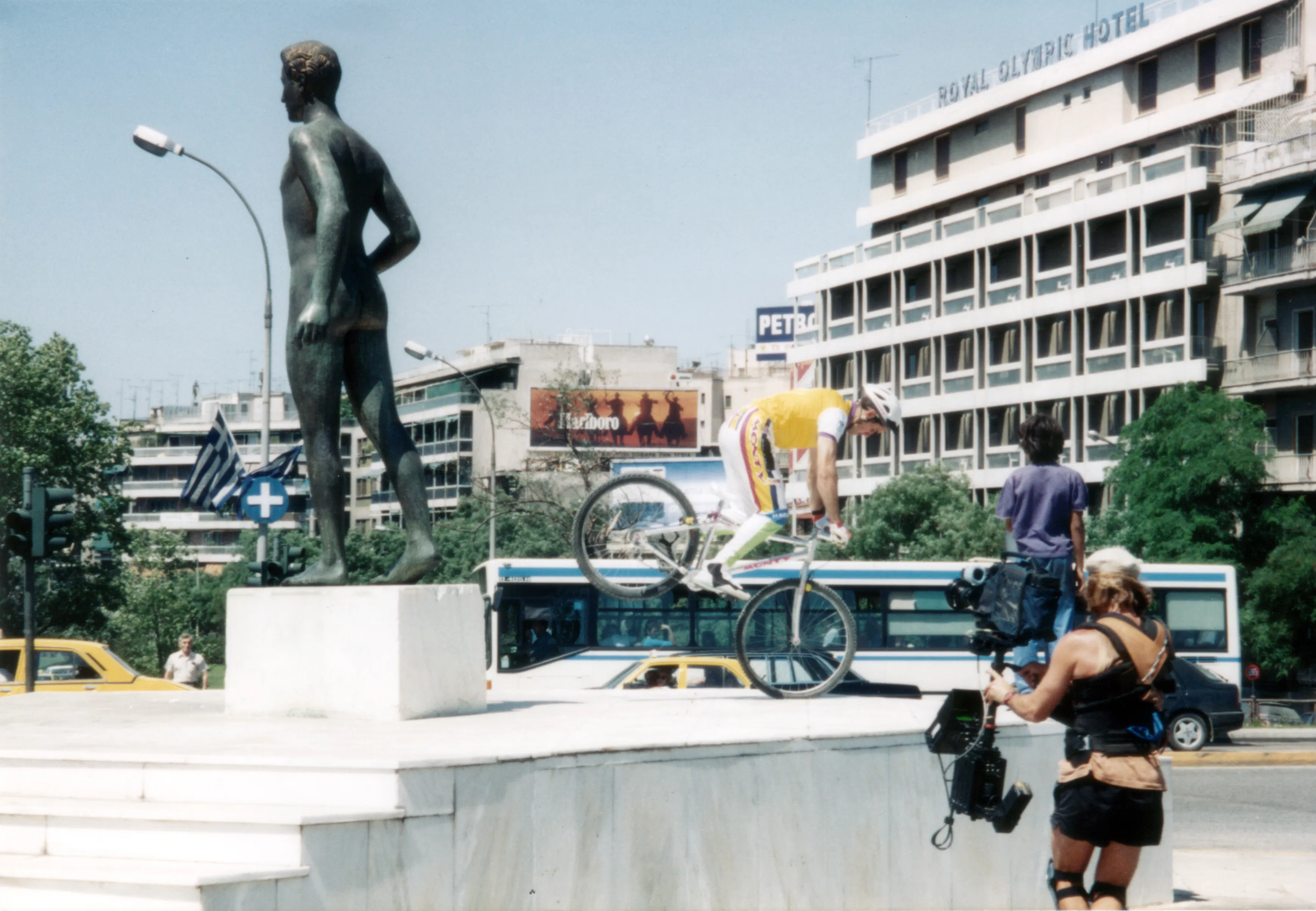 A Steadicam operator at work in 1994. Photo: Pattymooney, CC BY-SA 3.0, via Wikimedia Commons.