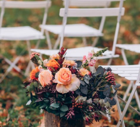 ceremonie-laique-fleurs-stabilisees-decoration-allee