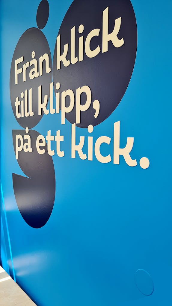 Bild från en salong med texten "Från klick till klipp, på ett kick."