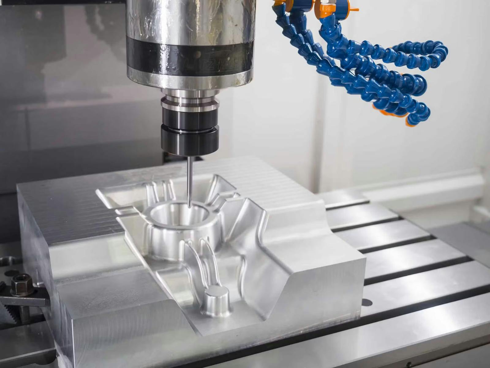 Understanding CNC Milling: Process, Applications, Pros & Cons