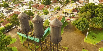 Imagem da Praça Três Caixas d'água em Porto Velho, Roraima, em dia ensolarado. A foto mostra as caixas, com paisagem de casas da cidade ao fundo.