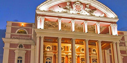 Imagem da Prefeitura Municipal de Manaus, no Amazonas, ao entardecer.