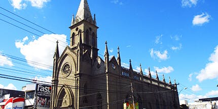 Imagem da Igreja Senhor dos Passos em Feira de Santana, na Bahia, em dia ensolarado.