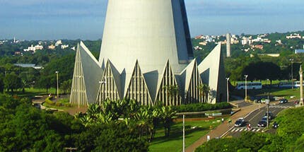 Imagem da Catedral Metropolitana Basílica em Maringá, no Paraná, em dia ensolarado.