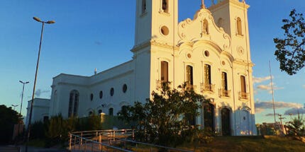 Imagem da Igreja Matriz de Nossa Senhora da Conceição em Sobral, Ceará, ao entardecer.