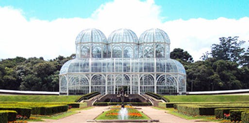 Imagem do Jardim Botânico de Curitiba em dia ensolarado.