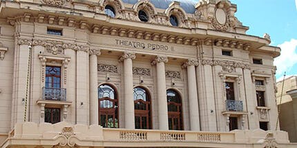 Imagem do Theatro Pedro II em Ribeirão Preto, São Paulo, em dia ensolarado. 