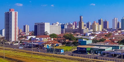 Imagem panorâmica da cidade de Araraquara, em São Paulo, em dia ensolarado. A foto ilustra a paisagem urbana da cidade com prédios.