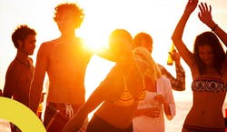 Imagem de seis jovens, três homens e três mulheres, dançando ao por-do-sol.