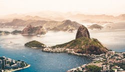 Imagem panorâmica da cidade do Rio de Janeiro. A foto mostra o pão de açucar e o mar.