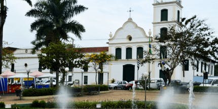 Centro histórico da cidade de Itu, em São Paulo. Composto por uma Igreja de estrutura branca que é cercada por árvores e possui um jardim com fonte à sua frente.