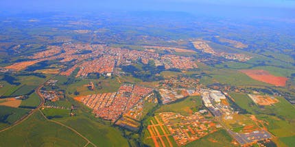 Vista panorâmica em dia ensolarado das casas, prédios e campos cidade de Boituva, São Paulo. 