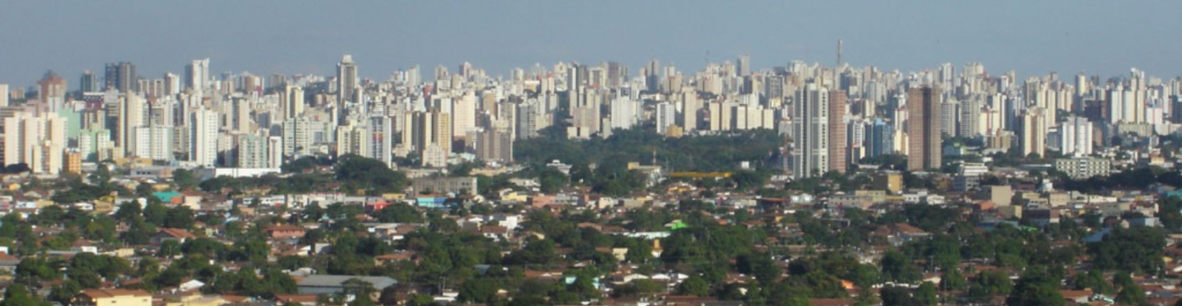 Vista da cidade de Goiânia com os prédios na linha do horizonte.