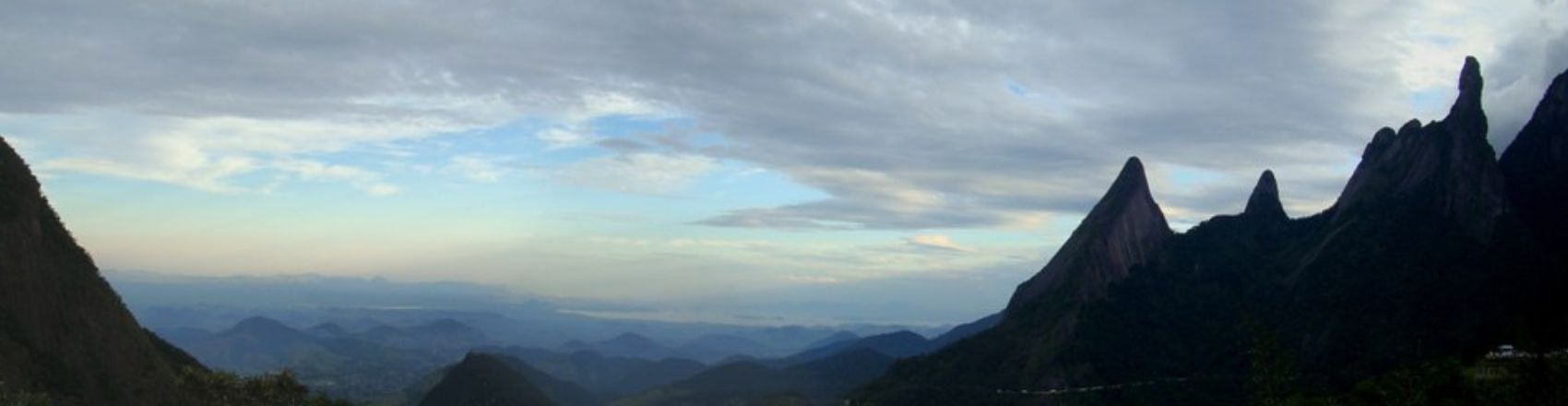 Vista das montanhas de Teresópolis em um dia nublado. Ao lado direito está a montanha conhecida como Dedos de Deus.