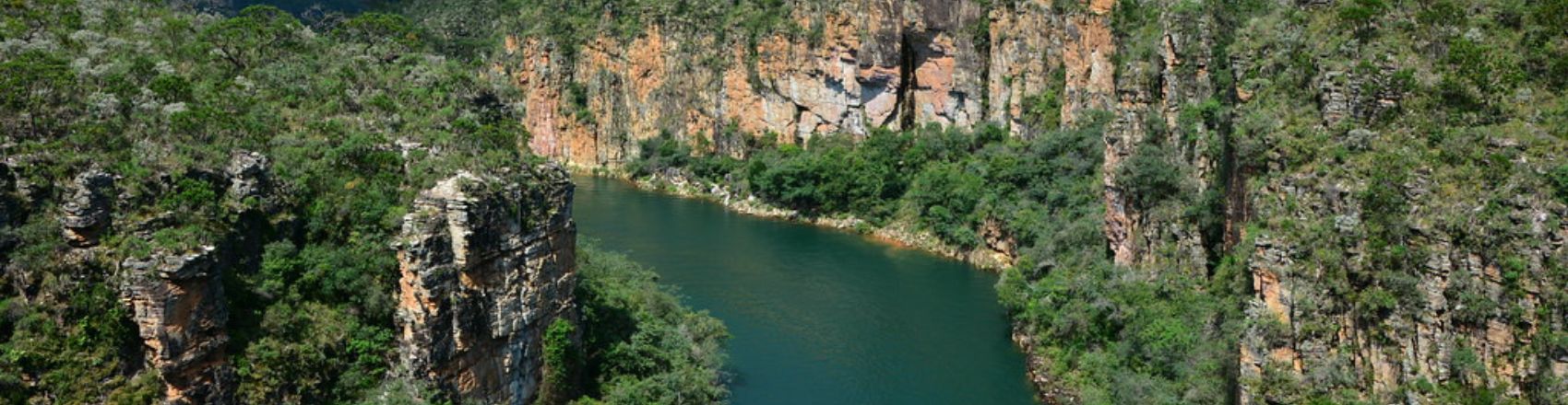 Serra da Canastra em Capitólio em Minas Gerais. O lago está no centro da foto, enquanto o canion e a vegetação está ao lado.
