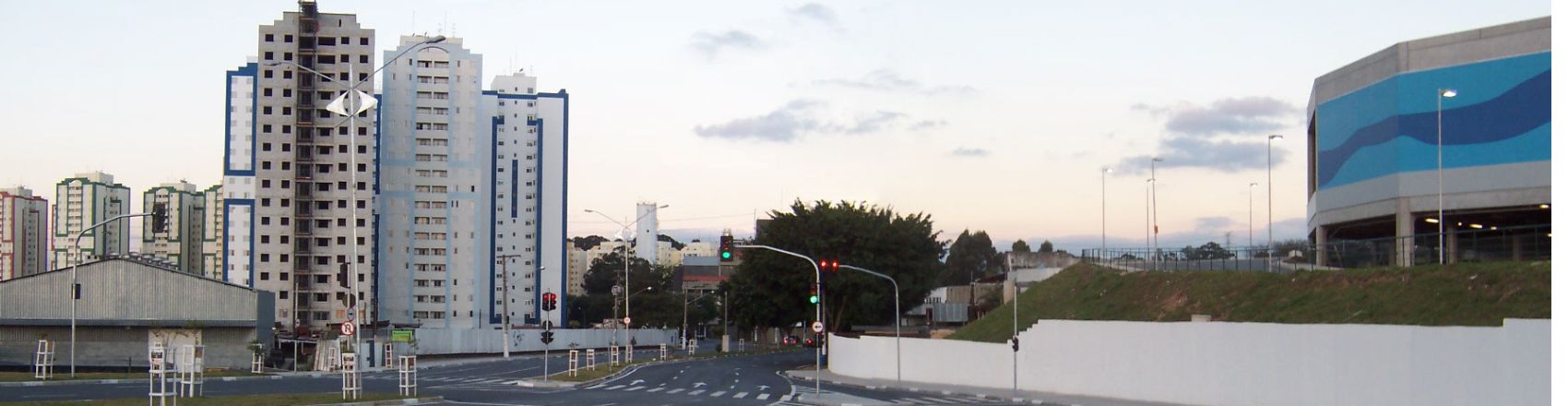 Rua de Osasco com vista para os prédios.