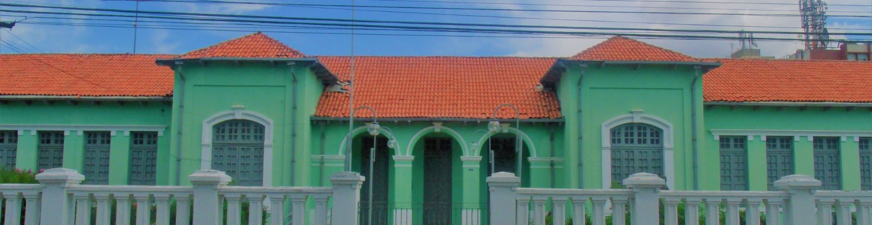 Fachada da Biblioteca Estadual de Teresina. A construção possui a pintura verde e a arquitetura antiga.