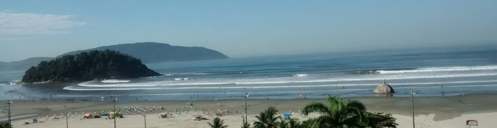 Praia de São Vicente com vista panorâmica para o mar e as montanhas.