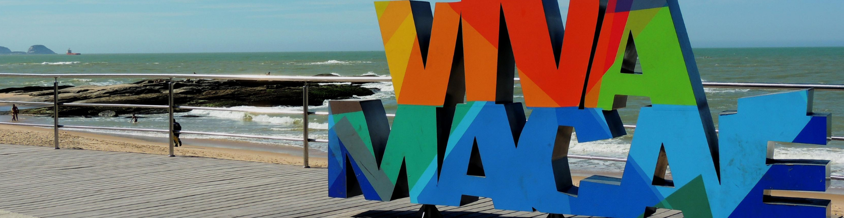 Letreiro em praia de Macaé.