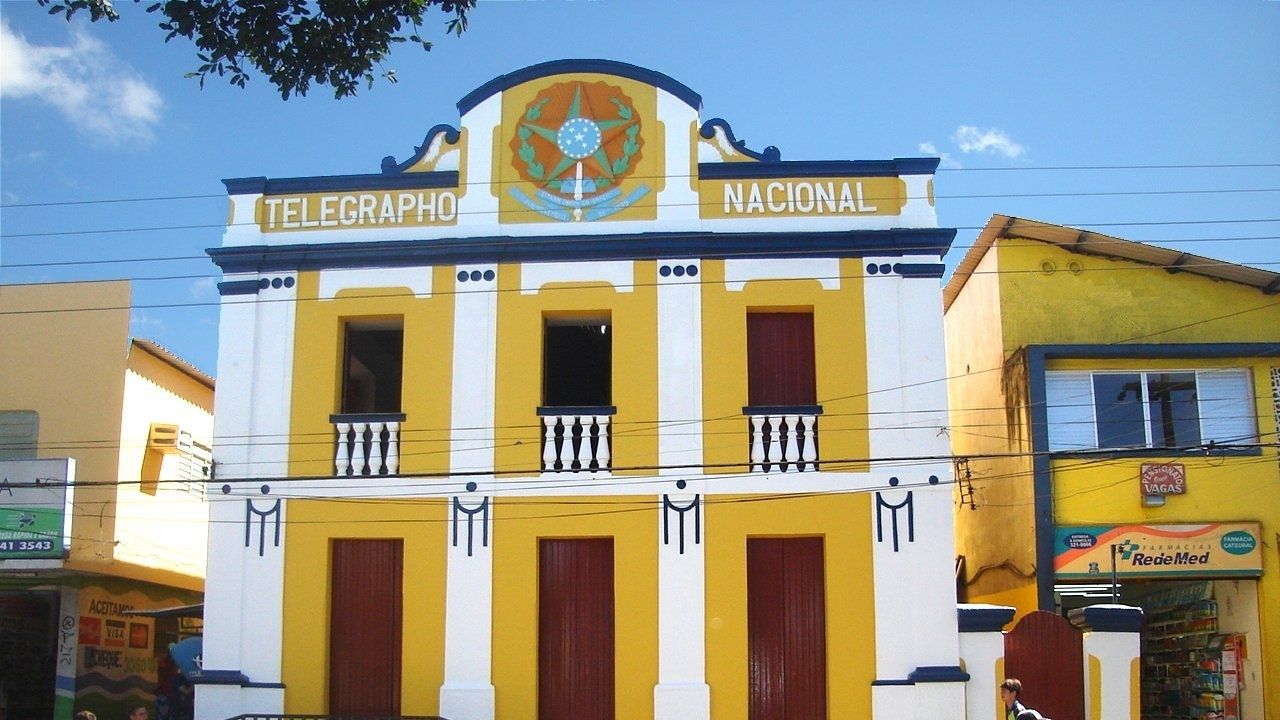 Museu Histórico de Campina Grande. O museu possui três portas e três janelas com molduras amarelas.
