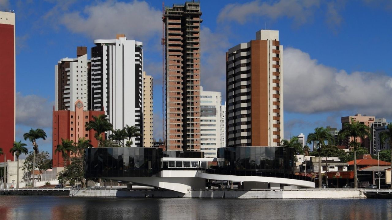 Museu os Três Pandeiros em Campina Grande. O museu possui uma arquitetura moderna com prédios atrás.