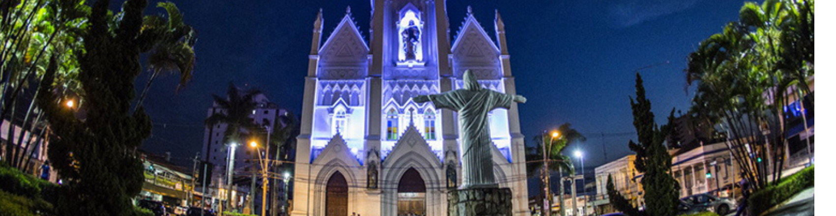 Igreja iluminada à noite em Franca.