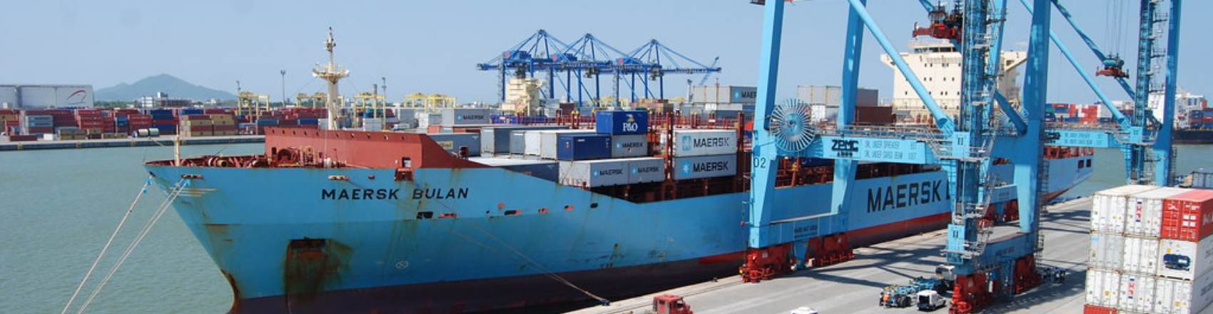Porto com barcos ancorados em Itajaí.
