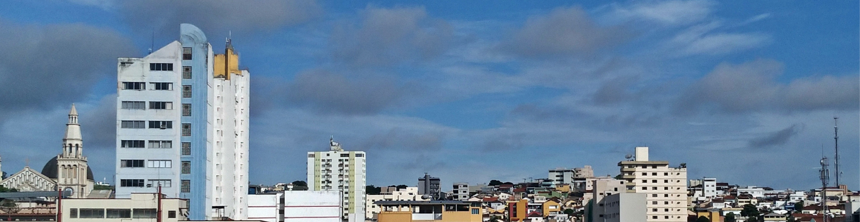 Vista de prédios em um dia ensolarado em Pouso Alegre.