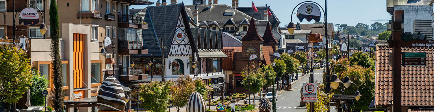 Rua principal na cidade de Gramado, com chalés alpinos, chocolateiros e lojas de artesanato que evidenciam a arquitetura de toque bávaro, herança da colonização alemã ocorrida na região durante o século XIX. 
