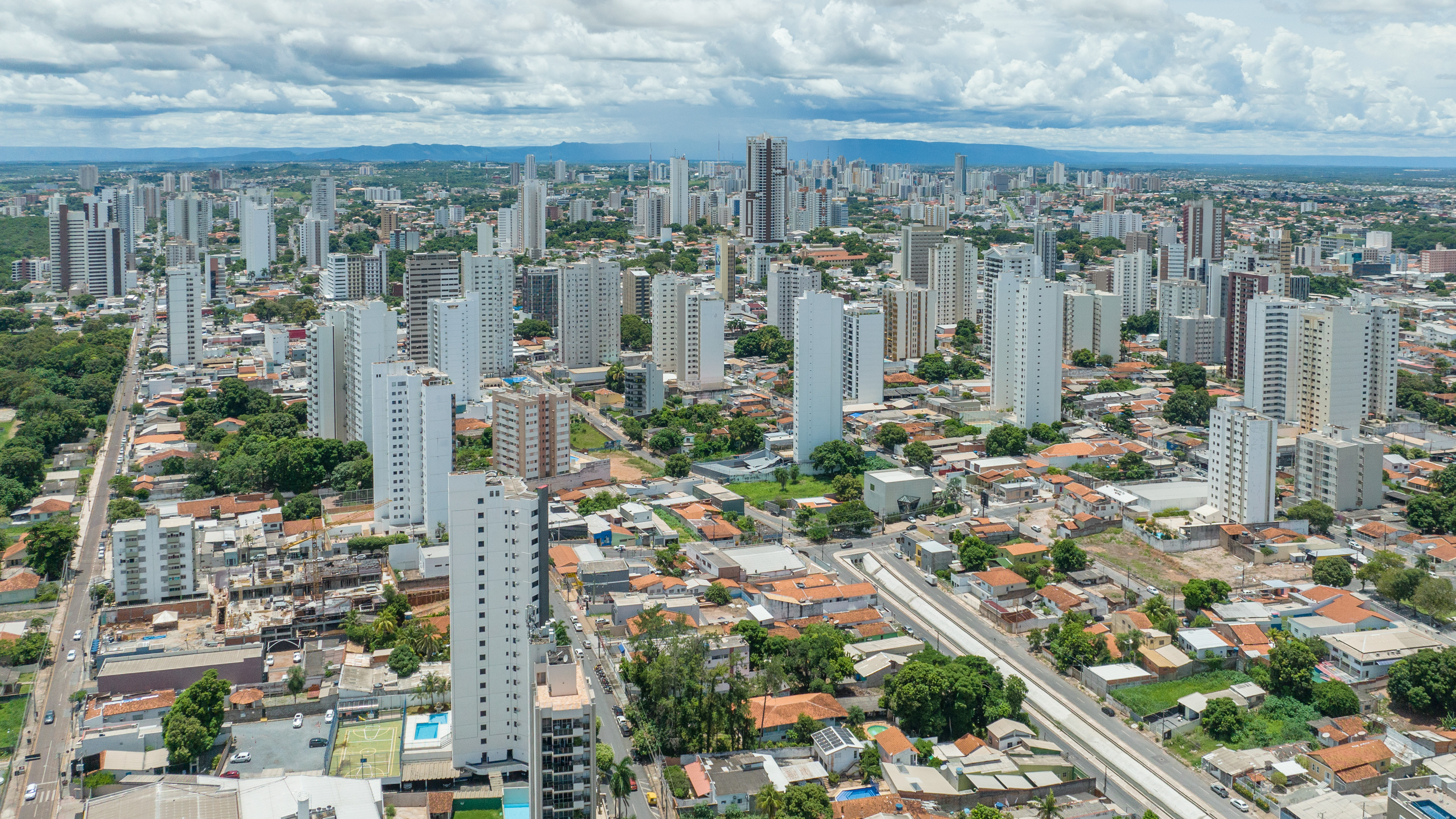 Vista panorâmica da cidade de Cuiabá e suas ruas arborizadas, no Mato Grosso.