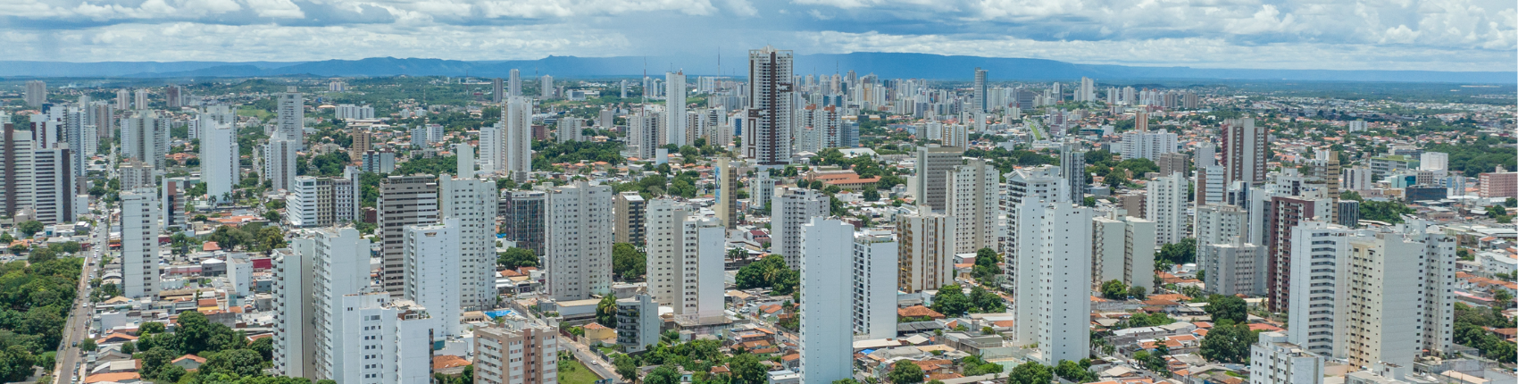 Vista panorâmica da cidade de Cuiabá e suas ruas arborizadas, no Mato Grosso.