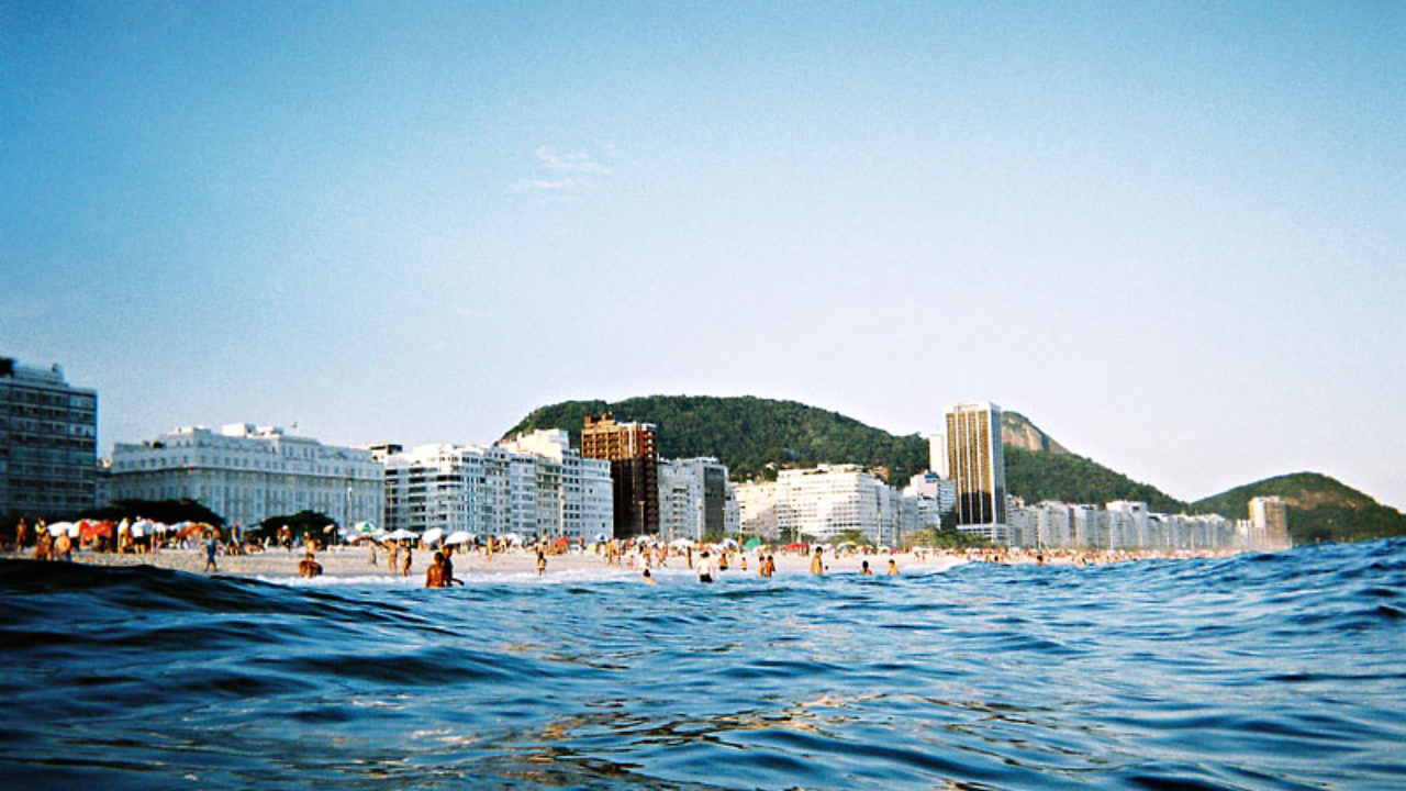 Vista do mar para os prédios da orla no Rio de Janeiro.