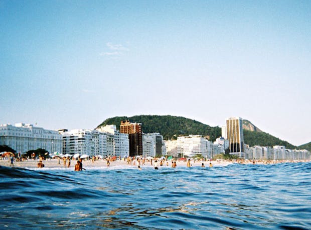 Vista do mar para os prédios da orla no Rio de Janeiro.