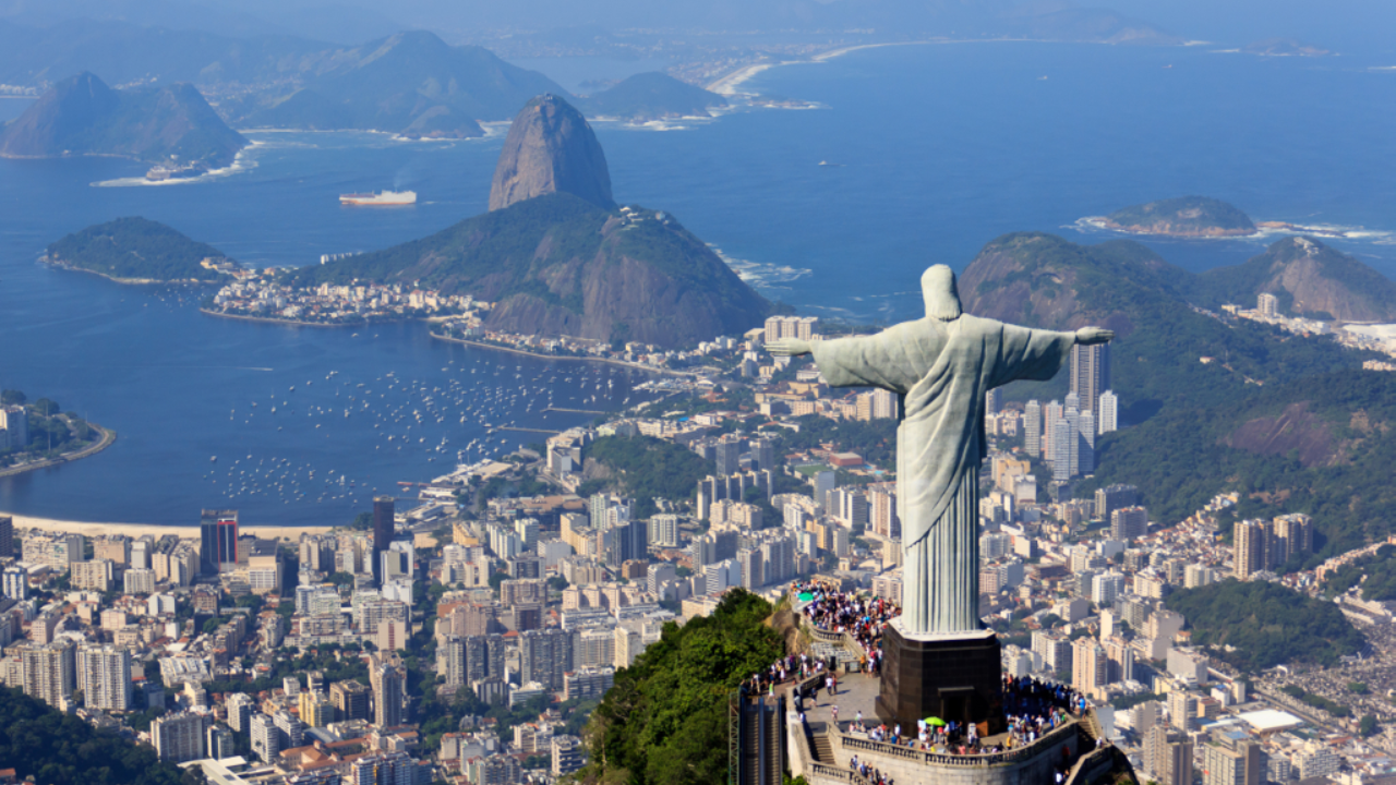 Cristo Redentor, no Rio de Janeiro, com vista ampla da cidade e Morro do Pão de Açúcar.