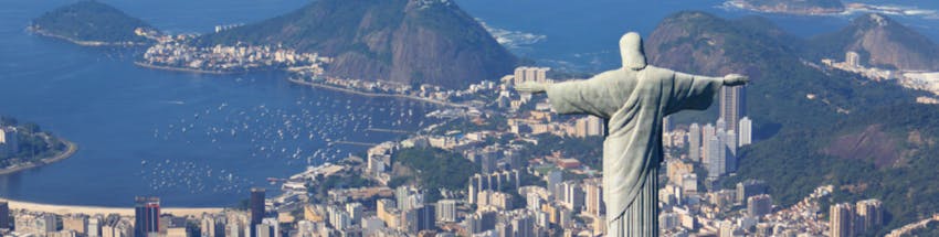 Cristo Redentor, no Rio de Janeiro, com vista ampla da cidade e Morro do Pão de Açúcar.
