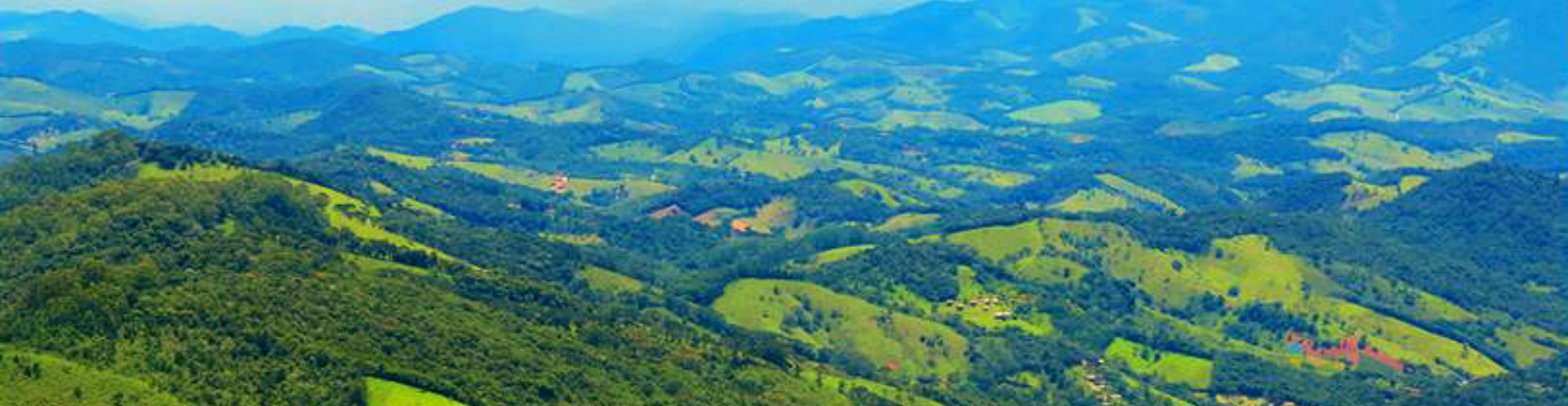 Vista das montanhas verdes no Pico Agudo em Santo Antônio do Pinhal.